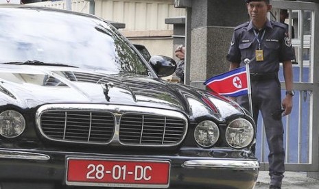 Mobil Dubes Korea Utara untuk Malaysia meninggalkan departemen forensik RS di Kuala Lumpur, Rabu, 15 Februari 2017. Saudara seayah Kim Jong-un, Kim Jong-nam, diduga tewas dibunuh. 