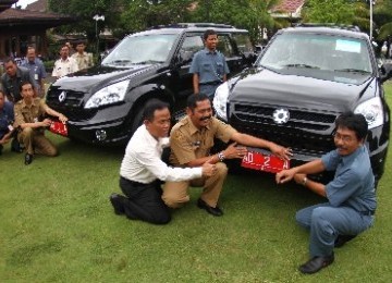 Mobil Esemka karya siswa SMK Solo yang dijadikan mobil dinas Walikota dan Wakil Walikota Solo.