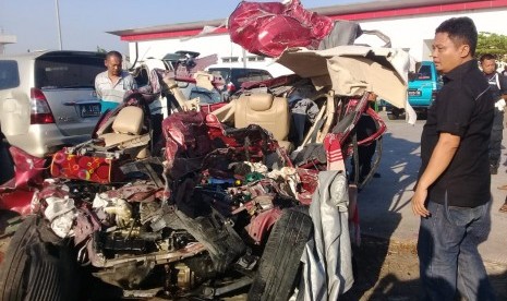 Mobil Expander yang rusak parah akibat kecelakaan maut di KM 150.900 Tol Cipali Kabupaten Majalengka, Senin (17/6). Mobil itu kini dievakuasi ke halaman Sat PJR Jabar XVIII Kertajati, Kabupaten Majalengka. 