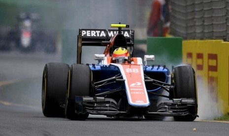 Mobil F1 yang dikendarai pebalap Tim Manor, Rio Haryanto terkunci rodanya saat sesi latihan ketiga Formula One Grand Prix Australia , di Melbourne, Sabtu (19/3).