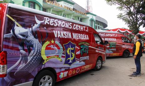 Mobil Gerai Vaksin Keliling Respon Cepat Vaksin Merdeka diluncurkan di GOR Delta Sidoarjo, Jawa Timur, Selasa (21/9/2021). Pemkot Surabaya bersama Polrestabes Surabaya mengirimkan 300 tenaga kesehatan beserta 20 mobil vaksin ke Sidoarjo untuk membantu percepatan vaksinasi COVID-19. 