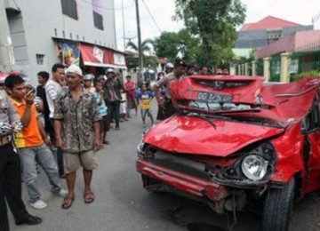 Mobil Honda Jazz yang dikemudikan Hadi rusak parah setelah diamuk massa