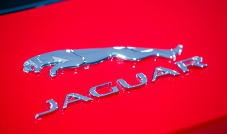 Mobil Jaguar. masyarakat yang ingin memiliki Jaguar pun dimudahkan lewat program terbaru dari PT JLM Auto Indonesia yang merupakan authorised importer untuk kendaraan baru Jaguar di Indonesia. program terbaru itu dihadirkan lewat layanan garansi lima tahun untuk seluruh produk Jaguar.