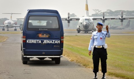 Mobil jenazah tiba di Lanud Halim Perdana Kusuma untuk menjemput korban kecelakaan Pesawat Hercules C-130, Jakarta, Rabu (1/7).