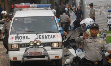   Mobil jenazah yang membawa korban jatuhnya pesawat Sukhoi tiba di RS Polri  Sukanto,Jakarta.