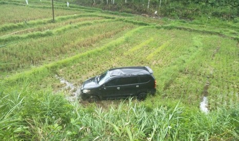 Mobil jenis Xenia terperosok masuk sawah karena hilang kendali di Kecamatan Palupuh, Kabupaten Agam, Sumatera Barat, Senin (9/12).