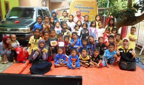 Mobil Juara saat mengunjungi anak-anak di TBM Roudlatu Sa’adah di Komplek Makmur Jaya, Kota Serang, Banten, Kamis (13/7). 