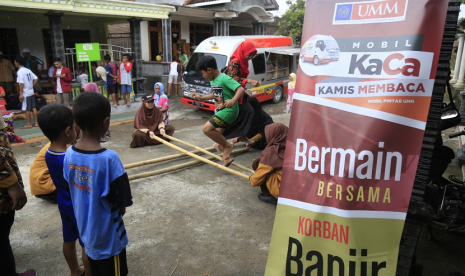 Mobil KaCa UMM Hibur Korban Banjir Madiun 