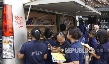 Mobil Kamis Membaca (Kaca) Universitas Muhammadiyah Malang (UMM) belum lama  ini menyambangi Lembaga Pemasyarakatan (Lapas) Wanita Klas II A Sukun, Kota  Malang.