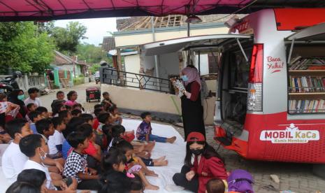 Mobil Kamis Membaca (KaCa) Universitas Muhammadiyah Malang (UMM) menghibur anak-anak korban gempa di Desa Pamotan, Kecamatan Dampit, Kabupaten Malang, Jawa Timur, Kamis (15/4).