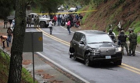 Mobil Kedubes AS yang diberondong peluru oleh polisi Meksiko.