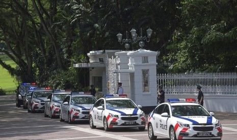 Mobil kepolisian berderet di depan Istana Presiden Singapura usai Presiden Donald Trump bertemu PM Singapura, Senin (11/6), menjelang pertemuannya dengan pemimpin Korut Kim Jong-un.