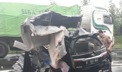 Mobil kijang Innova B 1170 GKJ yang ditumpangi rombongan istri Bupati Pidie mengalami kecelakaan di Jalan Tol Cipali, Jumat (8/12)