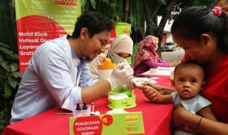  Mobil Klinik Indosat Oredoo dan Rumah Zakat kembali menggelar pemeriksaan kesehatan gratis di Jalan Gunung Latimojong 3 Kelurahan Gaddong Kecamatan Bontoala, Kota Makassar. 