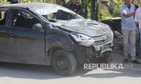 Mobil komplotan begal di Kampung Selakopi, Kecamatan Cililin mengalami  kerusakan parah, Kamis (2/5).