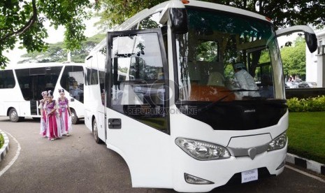 Mobil listrik jenis bus di Balai Kota Bandung, Selasa (26/11).   (Republika/Edi Yusuf)