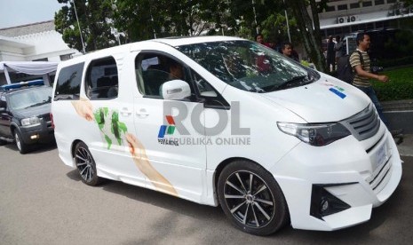 Mobil listrik jenis multi purpose van (MPV) di Balai Kota Bandung, Selasa (26/11).   (Republika/Edi Yusuf)