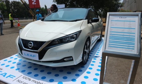 Mobil listrik Nissan Leaf.  Nissan menantang pengemudi profesional untuk nge-drift dengan mobil listriknya.