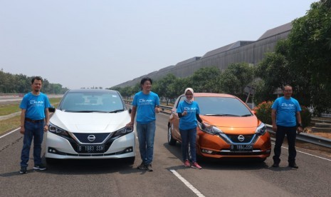 Mobil listrik Nissan Leaf (putih) dan mobil bertenaga E-Power Nissan Note (oranye metalik) saat uji coba mengemudi di Bridgestone Paving Ground Karawang, Jawa Barat, Senin (9/9).