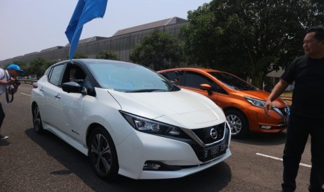 Mobil listrik Nissan Leaf (putih) dan mobil bertenaga E-Power Nissan Note (oranye metalik) saat uji coba mengemudi di Bridgestone Paving Ground Karawang, Jawa Barat, Senin (9/9).