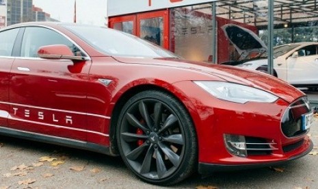 Mobil listrik Tesla. 