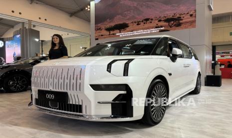 Mobil listrik Zeekr 009 tampil di Gaikindo Jakarta Auto Week (GJAW) 2024 di ICE BSD Tangerang, 22 Desember 2024.