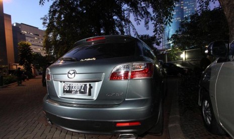 Mobil Mazda CX 9 milik mantan Ketua Mahkamah Konstitusi nonaktif Akil Mochtar, terparkir di halaman gedung KPK, Jakarta, Selasa (20/11).