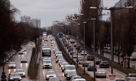 Mobil melaju di Mittlerer Ring setelah larangan mengemudi untuk kendaraan dengan mesin diesel Euro 5 mulai berlaku di Munich, Jerman, 1 Februari 2023.