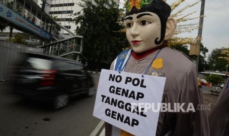 Mobil melintas di Jalan MH. Thamrin Jakarta Pusat saat pemberlakuan uji coba Ganjil Genap, Kamis (4/8).