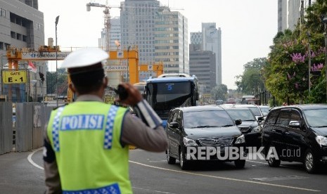 Mobil melintas di Jalan MH Thamrin Jakarta Pusat saat pemberlakuan uji coba ganjil-genap, Kamis (4/8).