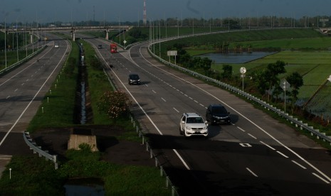 Mobil melintas di jalan tol Jombang-Mojokerto (JOMO) Desa Tampingmojo, Kecamatan Tembelang, Kabupaten Jombang, Jawa Timur, Senin (21/1/2019). 