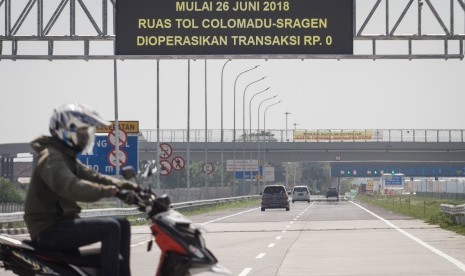 Mobil memasuki ruas jalan tol Solo-Sragen melalui Gerbang Tol Colomadu, Karanganyar, Jawa Tengah, Selasa (3/7).