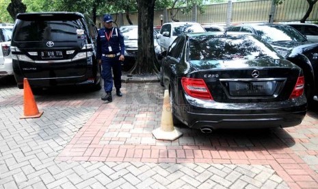   Mobil mewah milik Tubagus Chaeri Wardhana alias Wawan yang disita oleh KPK, Jakarta, Selasa (11/2).    (Republika/ Wihdan)