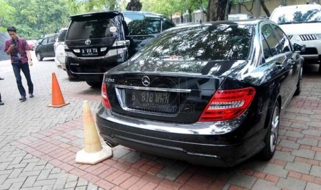  Mobil mewah milik Tubagus Chaeri Wardhana alias Wawan yang disita oleh KPK, Jakarta, Selasa (11/2).    (Republika/ Wihdan)