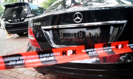  Mobil mewah milik Tubagus Chaeri Wardhana alias Wawan yang disita oleh KPK, Jakarta, Selasa (11/2).    (Republika/ Wihdan)