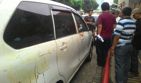 Mobil milik Hermansyah, pakar IT dari ITB yang menjadi korban pembacokan orang tak dikenal, Ahad (9/7). Mobil ini menjadi barang bukti dari kasus kekerasan tersebut.