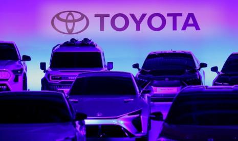 Mobil-mobil Toyota Motor Corporation terlihat saat penjelasan manajemen tentang strategi perusahaan pada EV baterai di Tokyo, Jepang 14 Desember 2021.