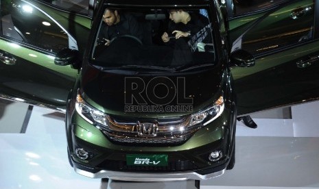 Mobil MPV type Honda BR-V 1.5 diperlihatkan pada pusat perbelanjaan di Jakarta, Rabu (2/12). (Republika/ Tahta Aidilla)