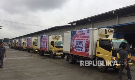 Mobil operasi pasar daging sapi dan kerbau yang siap didistribusikan. 