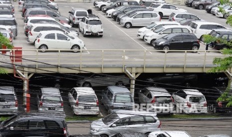  Mobil parkir di tempat parkir area perkantoran di Sudirman, Jakarta, Jumat (22/1).  (Republika/Yasin Habibi)