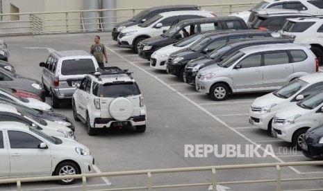 Mobil parkir di tempat parkir area perkantoran di Sudirman, Jakarta, Jumat (22/1).    (Republika/Yasin Habibi)