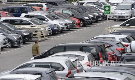 Mobil parkir di tempat parkir area perkantoran di Sudirman, Jakarta, Jumat (22/1).    (Republika/Yasin Habibi)