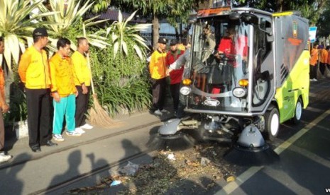 Mobil penyapu jalan di Solo