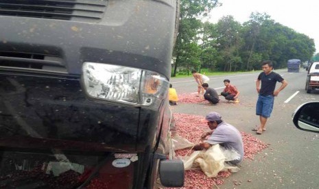 Mobil pick up B 9502 FAJ muatan bawang terbalik di Km 32 ruas Tol Jagorawi arah ke Bogor.