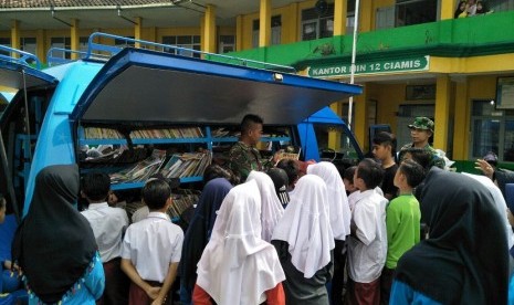 Mobil Pintar Brigif Raider 13   Galuh Kostrad Diserbu Oleh Anak-anak Sekolah