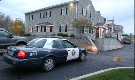 Mobil polisi berjaga di dekat rumah duka di North Attleborough, Massachusetts yang menjadi tempat sementara jenazah tersangka bom Boston