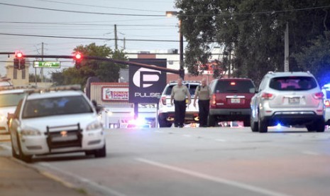 Mobil polisi mengepung kelab malam kaum gay, Pulse Orlando di Orlando, Florida, Ahad, 12 Juni 2016. Penembakan yang terjadi menewaskan 20 orang dan melukai 42 lainnya.