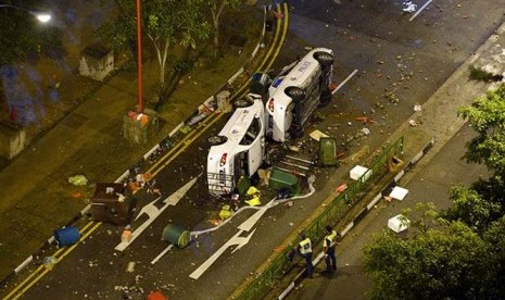 Mobil polisi terguling di kawasan Race Course Road, Little India, Singapura akibat kerusuhan melanda kawasan itu pada Ahad (8/11/2013)