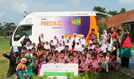 Mobil Prestasi Muamalat (MPM) mengunjungi sekolah-sekolah terdampak tsunami di Kabupaten Pandeglang, Banten, sejak pekan kemarin. Kunjungan tersebut dalam rangka pemulihan trauma pasca bencana atau trauma healing yang sangat dibutuhkan para korban. 