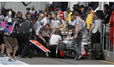 Mobil Rio Haryanto (kiri) bersenggolan dengan Roman Grosjean.